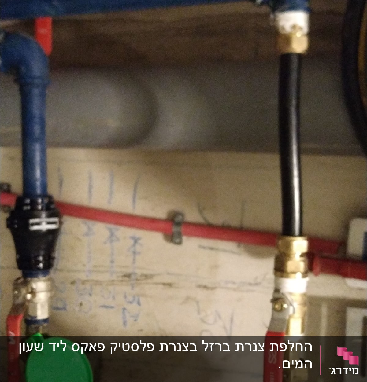 צינורות מים עם ברזים ומדי לחץ